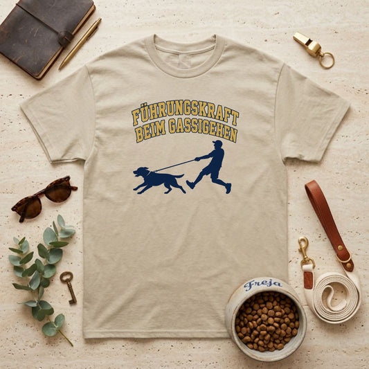 Führungskraft beim Gassigehen – Mann – Unisex T-Shirt