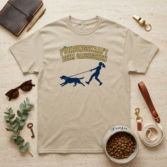 Führungskraft beim Gassigehen – Frau – Unisex T-Shirt