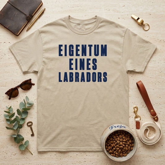 Eigentum eines Labradors – Unisex T-Shirt