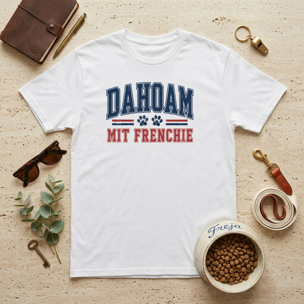 Dahoam mit Frenchie – Unisex T-Shirt