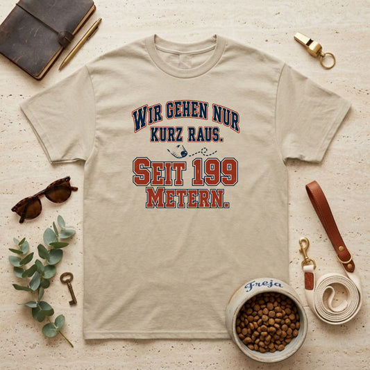 Nur kurz raus – seit 199 Metern – Varsity Unisex T-Shirt
