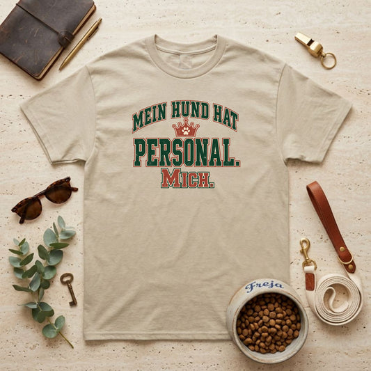 Mein Hund hat Personal – Varsity Unisex T-Shirt