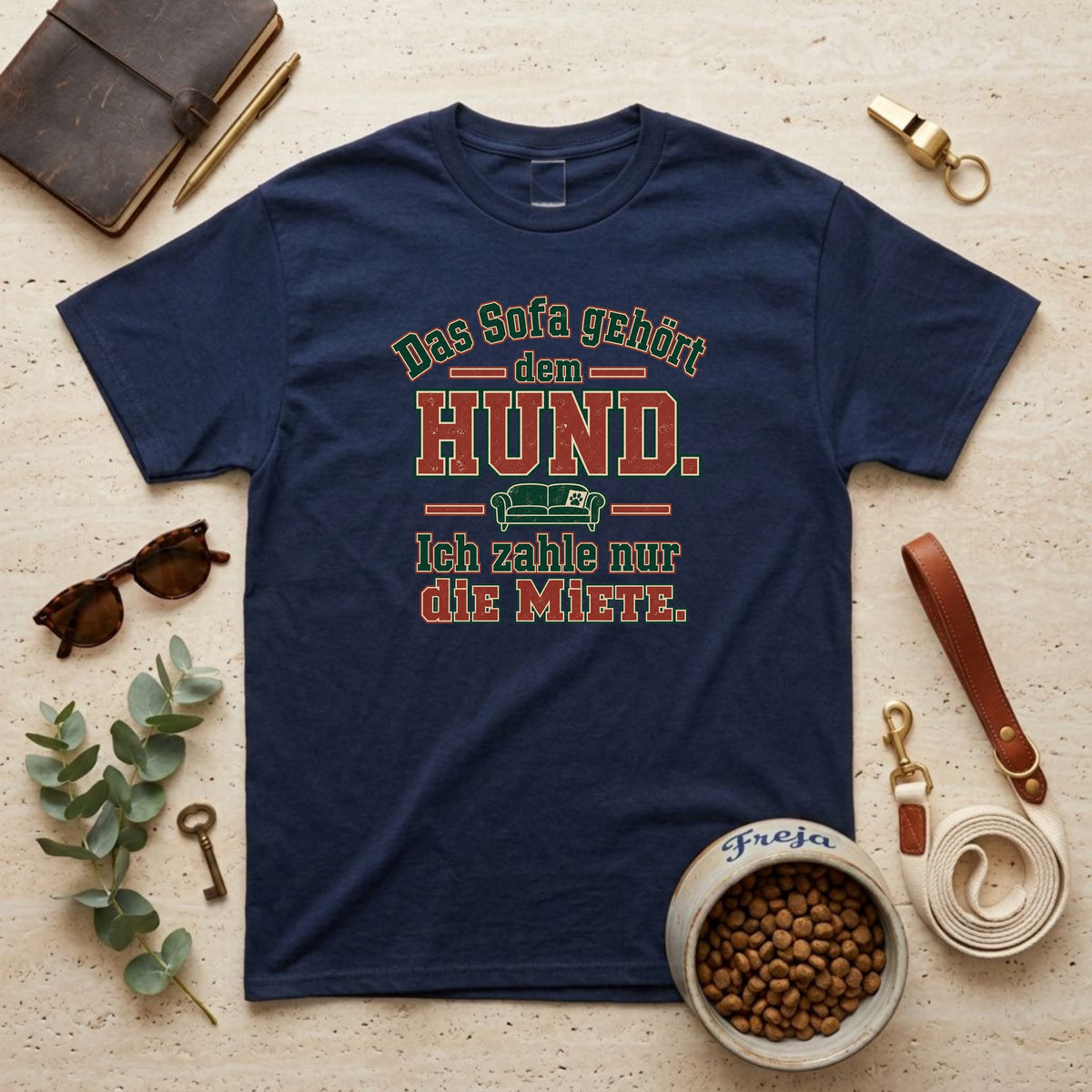 Das Sofa gehört dem Hund – Varsity Unisex T-Shirt