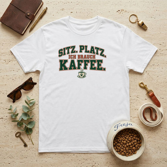 Sitz. Platz. Kaffee. – Varsity Unisex T-Shirt