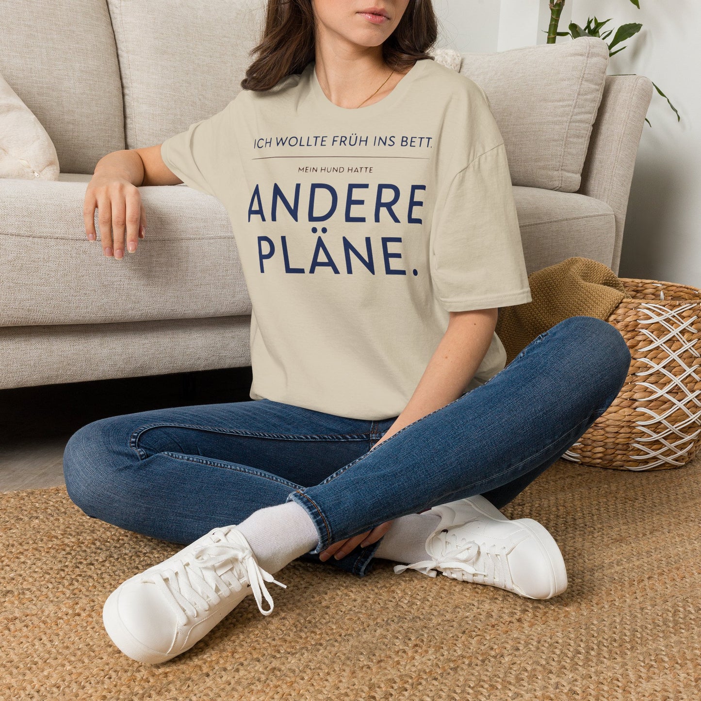 T-Shirt – 'Andere Pläne' German Funny Dog Shirt (Ich wollte früh ins Bett, mein Hund hatte andere Pläne)