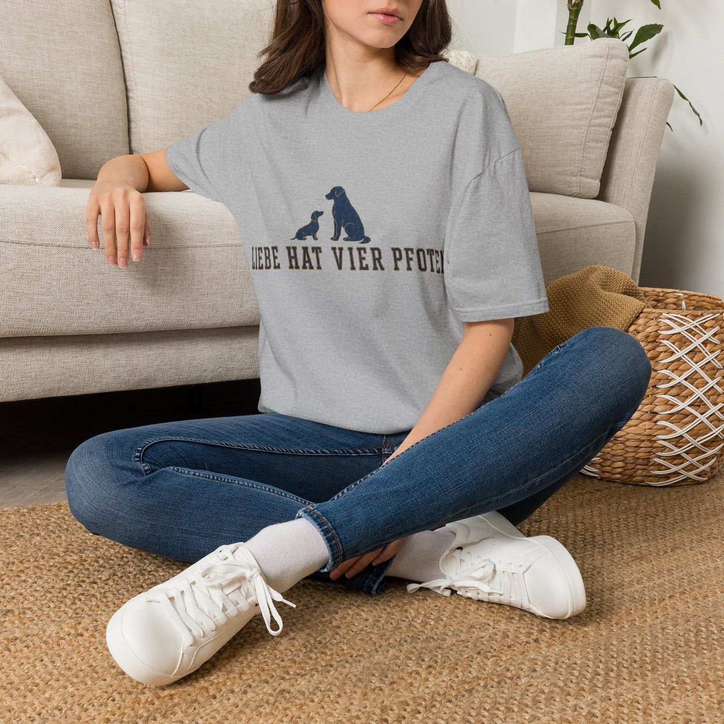 T-Shirt — "Liebe hat vier Pfoten"