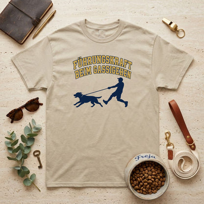 Führungskraft beim Gassigehen – Mann – Unisex T-Shirt