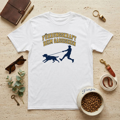 Führungskraft beim Gassigehen – Mann – Unisex T-Shirt