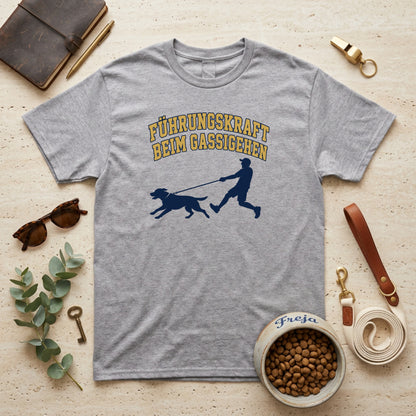 Führungskraft beim Gassigehen – Mann – Unisex T-Shirt
