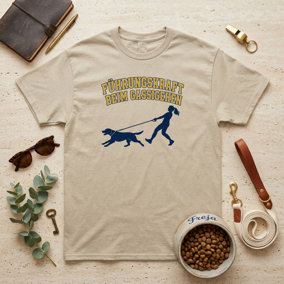 Führungskraft beim Gassigehen – Frau – Unisex T-Shirt