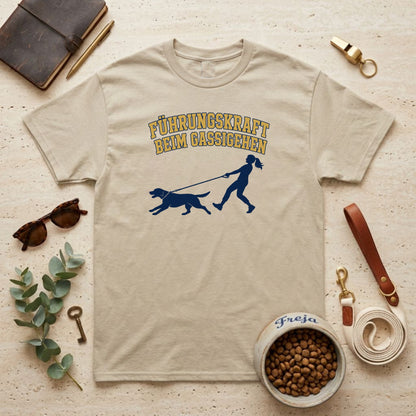 Führungskraft beim Gassigehen – Frau – Unisex T-Shirt