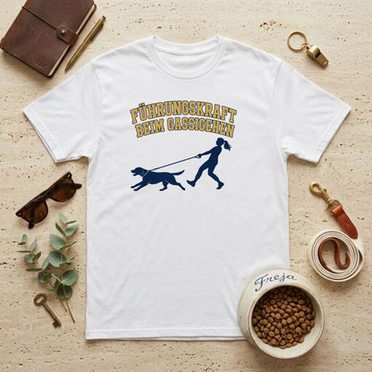 Führungskraft beim Gassigehen – Frau – Unisex T-Shirt