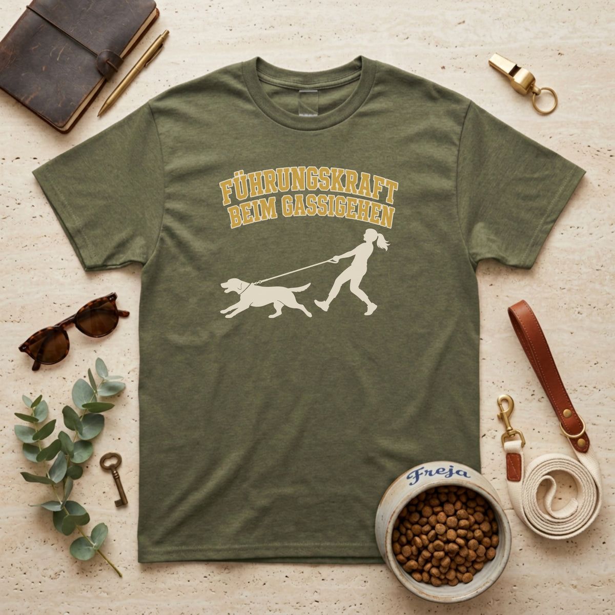 Führungskraft beim Gassigehen – Frau – Unisex T-Shirt