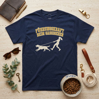 Führungskraft beim Gassigehen – Frau – Unisex T-Shirt
