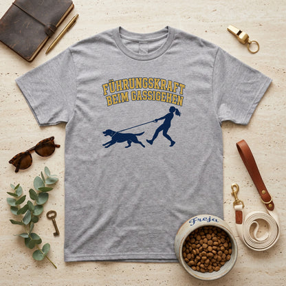 Führungskraft beim Gassigehen – Frau – Unisex T-Shirt