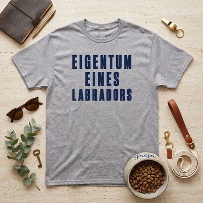 Eigentum eines Labradors – Unisex T-Shirt