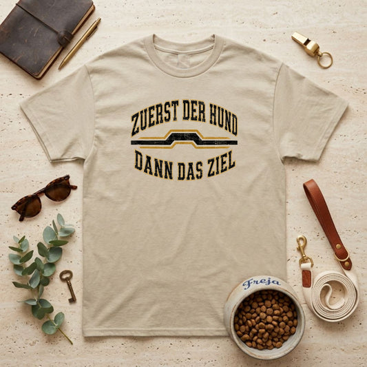 Zuerst der Hund dann das Ziel – Unisex T-Shirt