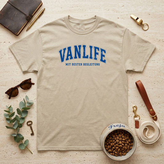 Vanlife mit bester Begleitung – Unisex T-Shirt