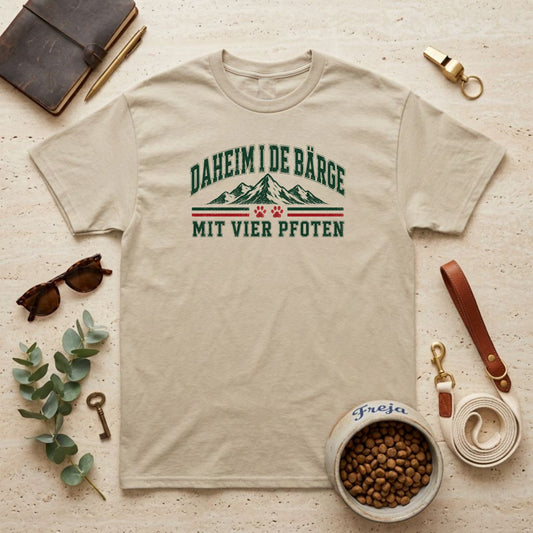 Daheim i de Bärge mit vier Pfoten – Unisex T-Shirt