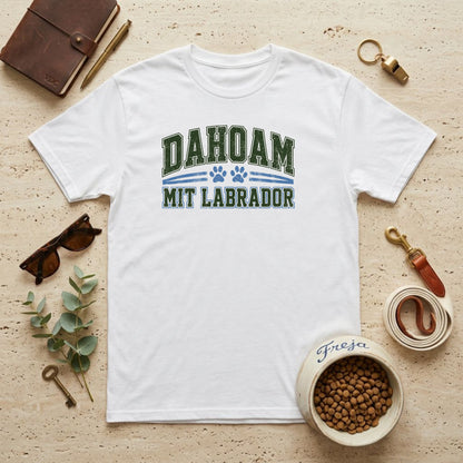 Dahoam mit Labrador – Unisex T-Shirt
