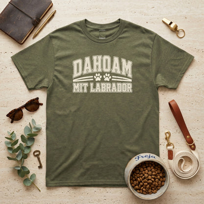 Dahoam mit Labrador – Unisex T-Shirt