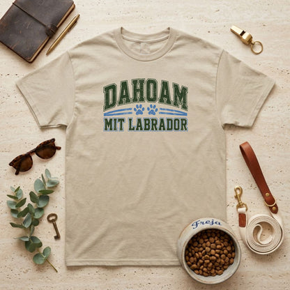 Dahoam mit Labrador – Unisex T-Shirt