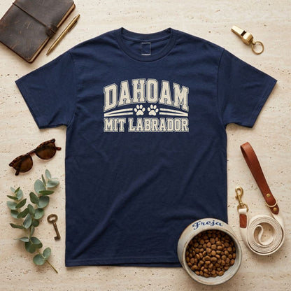 Dahoam mit Labrador – Unisex T-Shirt