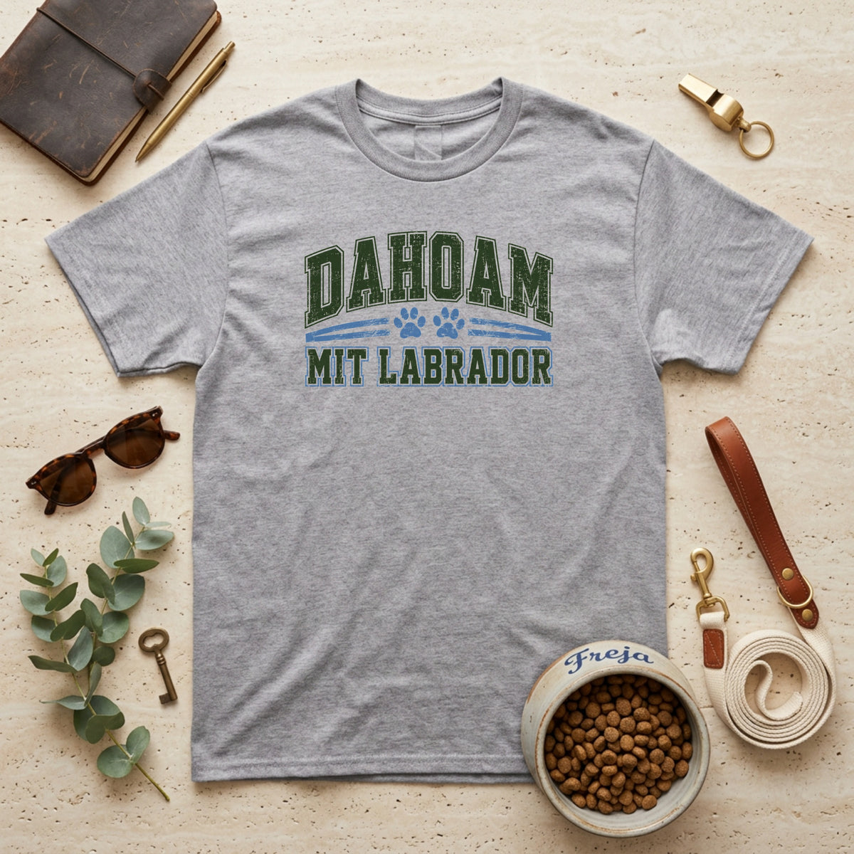 Dahoam mit Labrador – Unisex T-Shirt