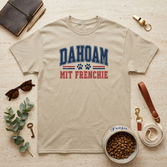 Dahoam mit Frenchie – Unisex T-Shirt