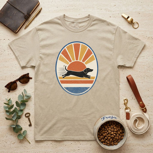 Labrador im Retro-Sonnenuntergang – Unisex T-Shirt