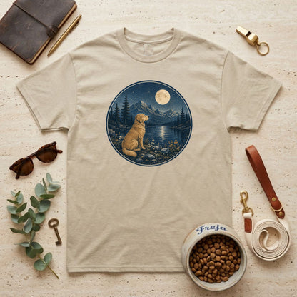 Golden Retriever am Bergsee – Unisex T-Shirt