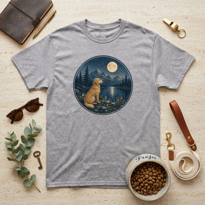 Golden Retriever am Bergsee – Unisex T-Shirt