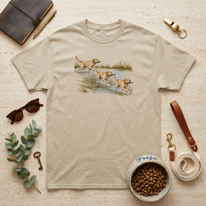 Labradore im Schilf – Unisex T-Shirt