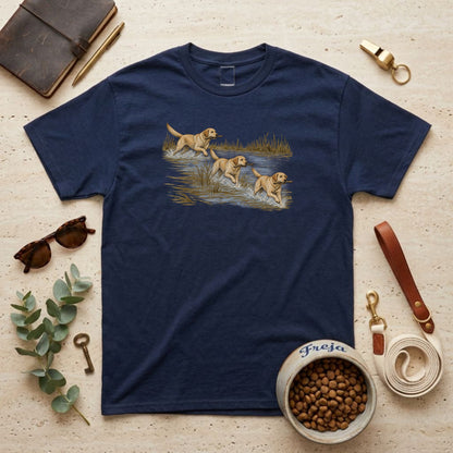 Labradore im Schilf – Unisex T-Shirt