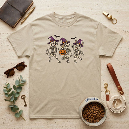 Hunde mit Hexenhüten – Unisex T-Shirt