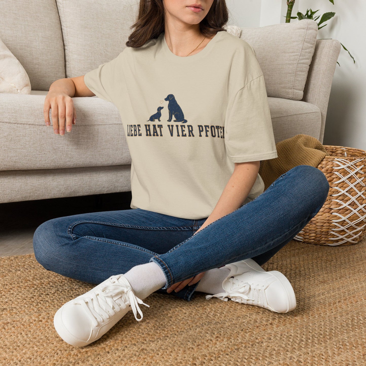 T-Shirt — "Liebe hat vier Pfoten"