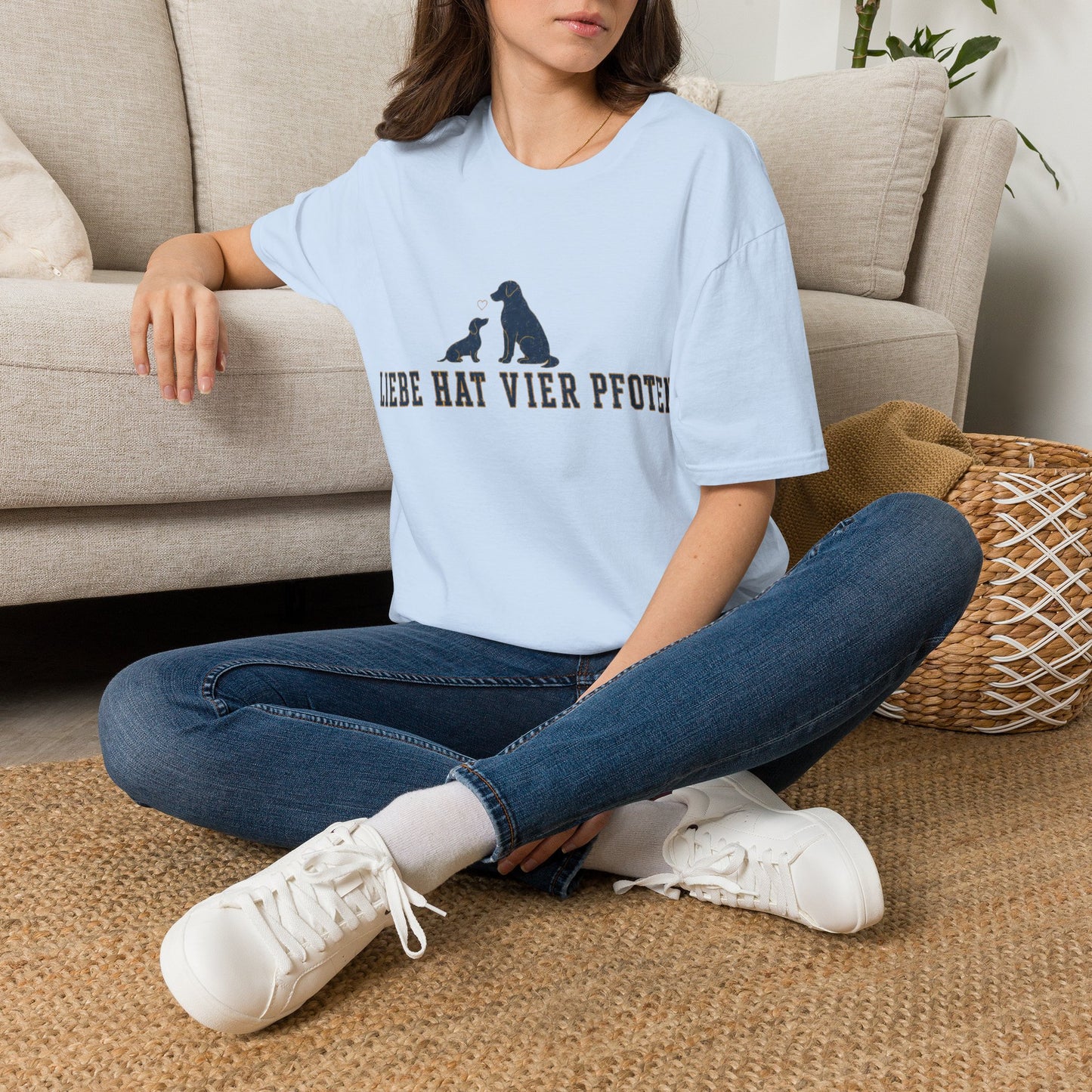 T-Shirt — "Liebe hat vier Pfoten"