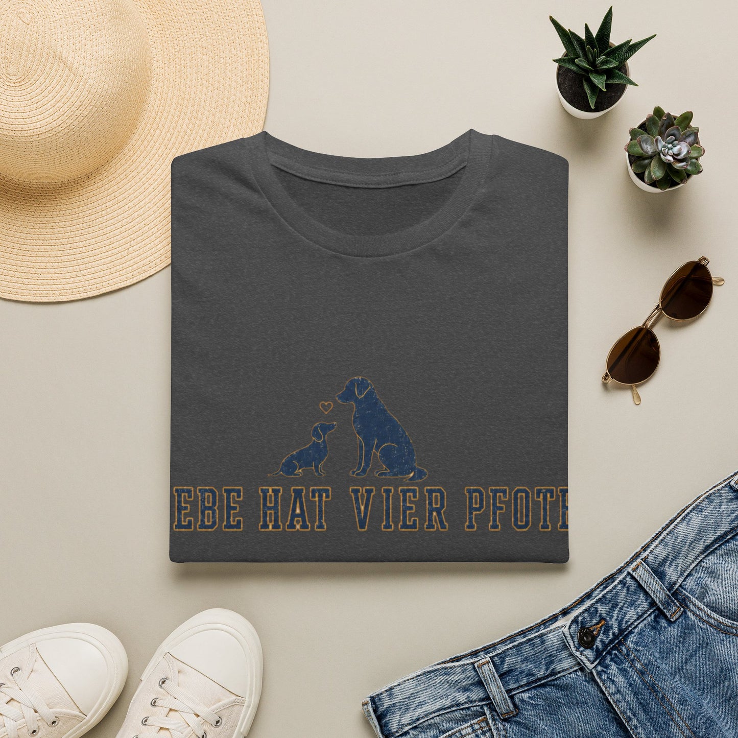 T-Shirt — "Liebe hat vier Pfoten"