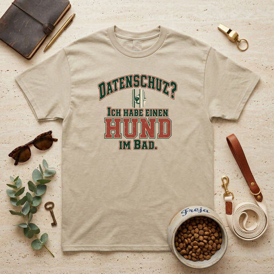 Datenschutz? Hund im Bad – Varsity Unisex T-Shirt