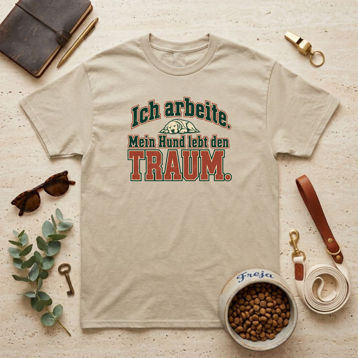 Mein Hund lebt den Traum – Varsity Unisex T-Shirt