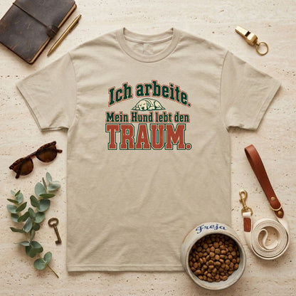 Mein Hund lebt den Traum – Varsity Unisex T-Shirt