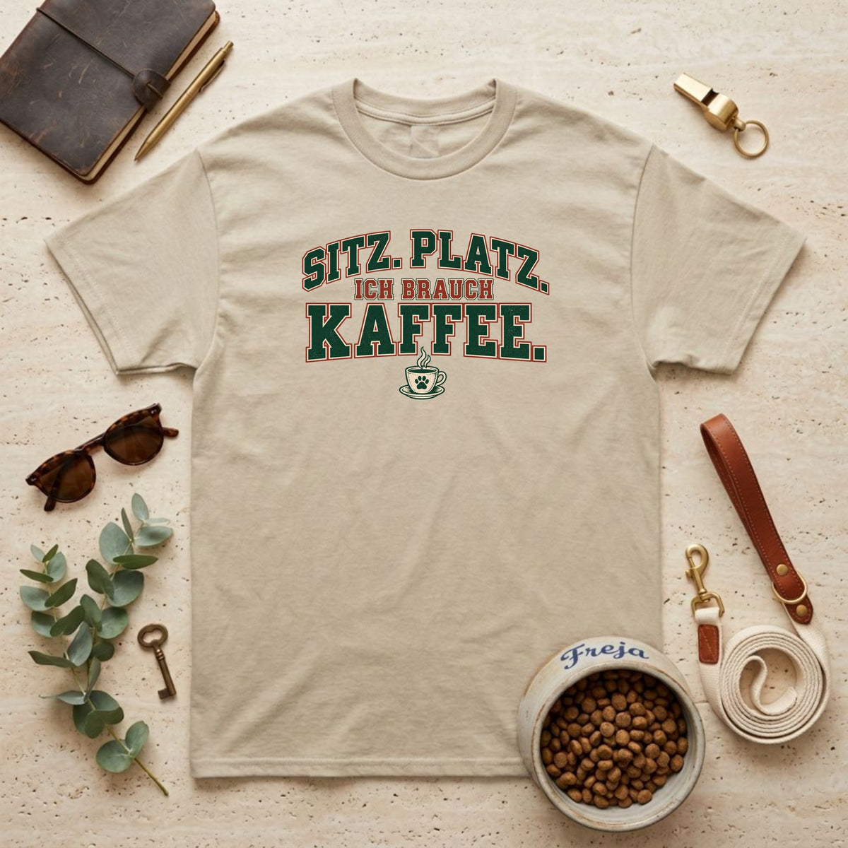 Sitz. Platz. Kaffee. – Varsity Unisex T-Shirt