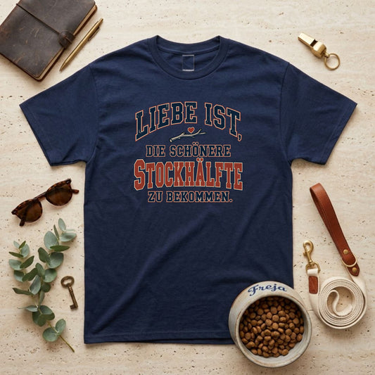 Die schönere Stockhälfte – Varsity Unisex T-Shirt