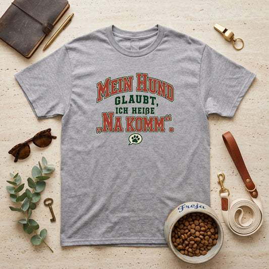 Mein Hund glaubt, ich heiße Na komm – Varsity Unisex T-Shirt