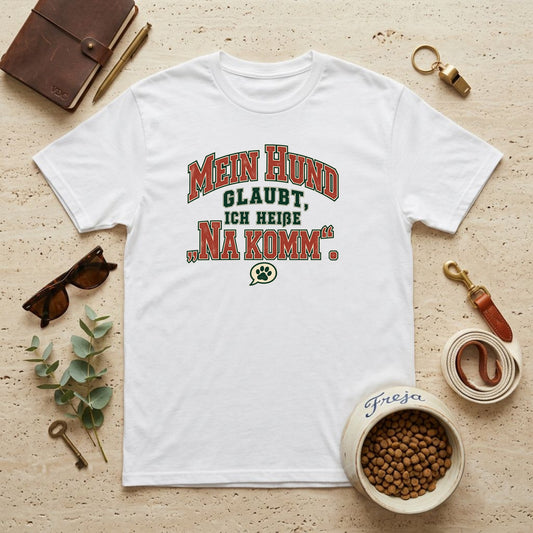 Mein Hund glaubt, ich heiße Na komm – Varsity Unisex T-Shirt