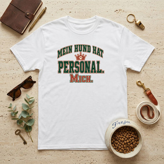 Mein Hund hat Personal – Varsity Unisex T-Shirt